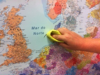 Plastificado Veleda: borrar Borrar un mapa plastificado Veleda con un paño